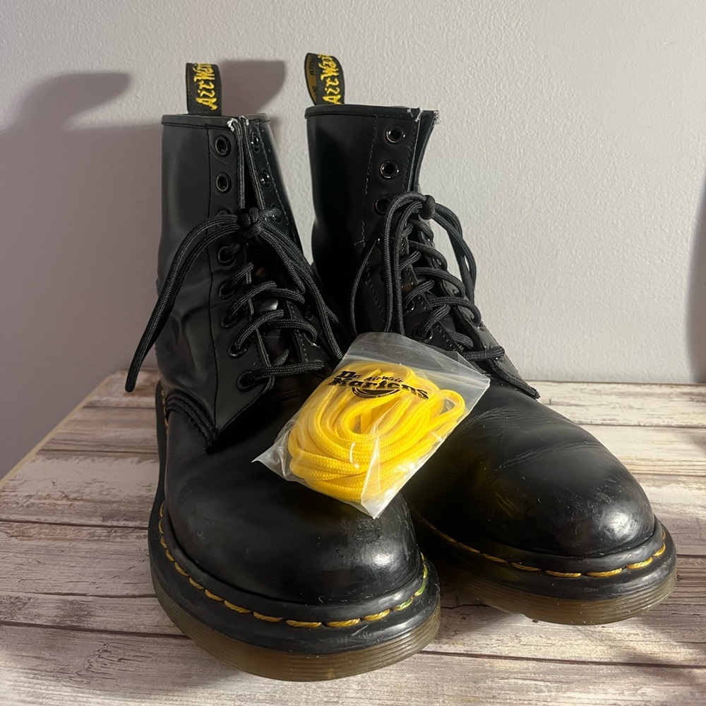 BLACK DR. MARTENS 1460 WOMEN'S SMOOTH LEATHER LACE UP BOOTS